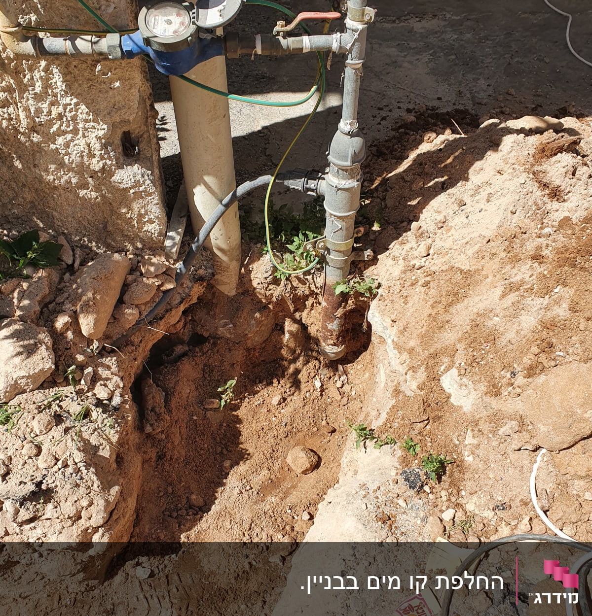 צנרת מים עם מד מים וחיבורים שונים